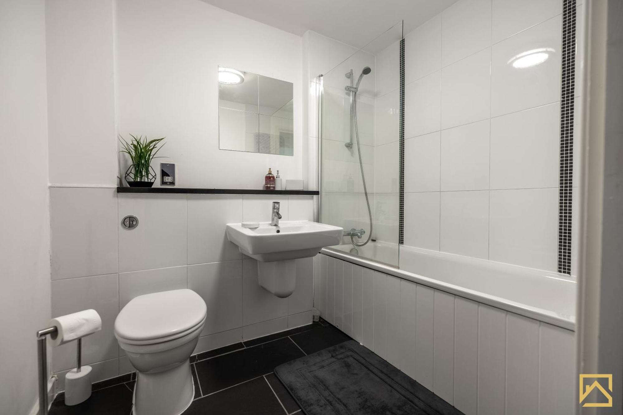 Modern 1 Bed In Central Mk, Free Parking, Smart Tv, Manhattan House By Valore Property Services Milton Keynes Exterior photo